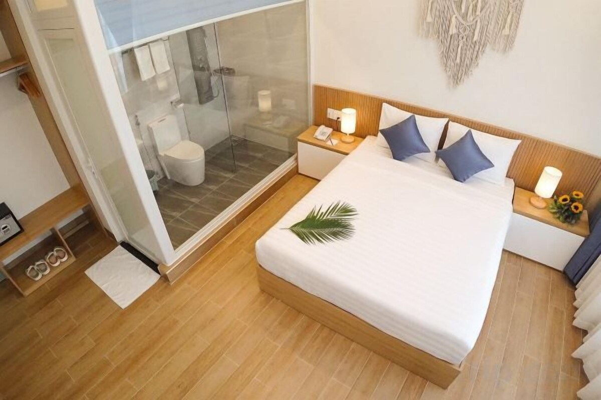 In-room safe, desk, blackout drapes, soundproofing