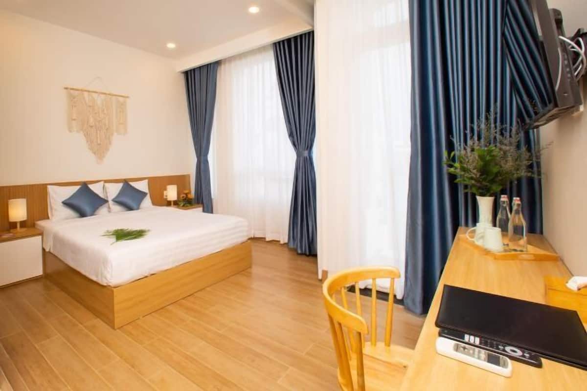 In-room safe, desk, blackout drapes, soundproofing