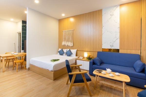 Luxury Suite | In-room safe, desk, blackout drapes, soundproofing