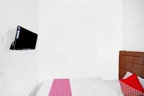 Standard Single Room | Free WiFi, bed sheets - Hotel O Stm Suite Near Amplas Bus Terminal (Medan)