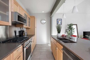 冰箱、微波炉、烤箱、炉灶