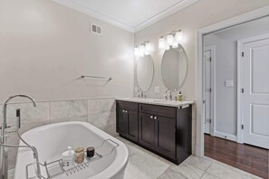 Baignoire, sèche-cheveux, serviettes fournies