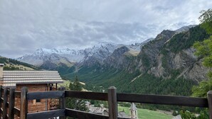 A mountain view with a wooden cabin and a sign reading "TABAC CADEA". - Chalet Luxueux à 500 Mètres des Pistes Avec Terrasse Plein sud (Saint-Véran)