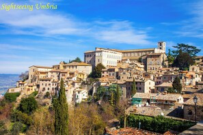 A historic town with stone buildings, a prominent church, and a bell tower. - House With Private Pool and Fenced Garden in Quiet Location. Panoramic Views (Umbria)