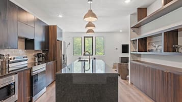 Coffee/tea maker, fridge, microwave, oven