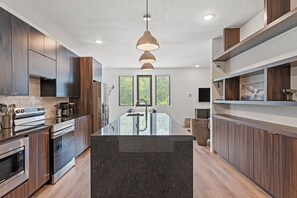 Geladeira, micro-ondas, fogão, cooktop