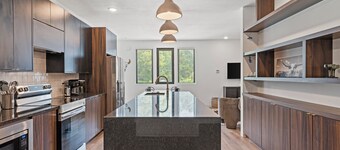 Tumbleweed - Walkable + Dog Park + Balcony + Garage