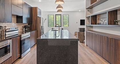 Tumbleweed - Walkable + Dog Park + Balcony + Garage