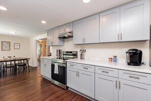 Fridge, microwave, oven, stovetop - Spacious 4BR | Near Fairgrounds (Kathleen)