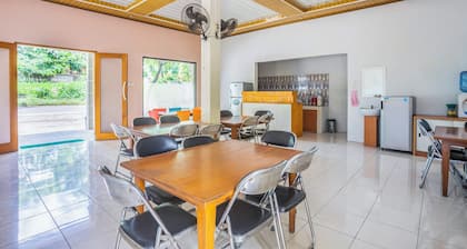 SPOT ON 2974 Penginapan Roma 88
