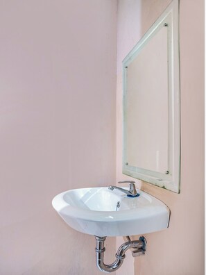 Economy Double Room | Bathroom