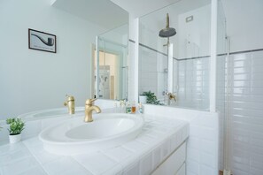 Deluxe Condo | Bathroom