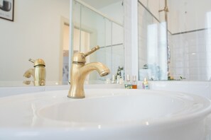 Deluxe-Apartment | Badezimmer | Dusche, Regendusche, Haartrockner, Bidet