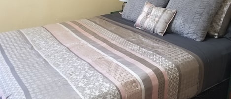 5 habitaciones, tabla de planchar con plancha, wifi y ropa de cama