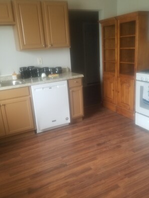 Fridge, microwave, oven, stovetop - Beautiful FAMILY FRIENDLY Home. Make Memories in the Hometown of The KC Chiefs!
(Kansas City)