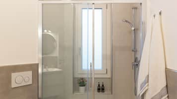 Panoramic Condo | Bathroom | Shower, rainfall showerhead, hair dryer, bidet