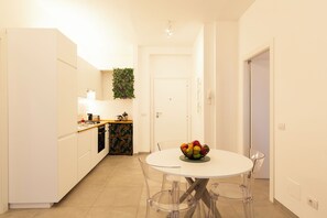 Condo panorâmico | Cozinha privada | Geladeira grande, fogão, cooktop, lava-louças