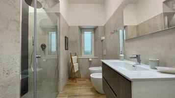 Doccia, asciugacapelli, bidet, asciugamani