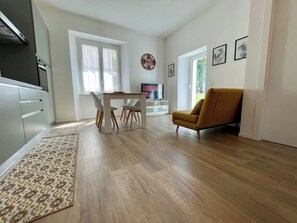 Smart TV, books - Asso Asso (Guardiagrele)