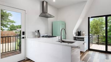 Frigorifero, microonde, forno, piano cottura