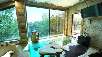 Suite romántica | 1 habitación, decoración personalizada, muebles diferentes y escritorio