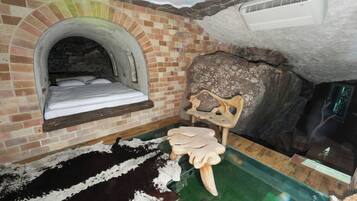 Suite romántica | 1 habitación, decoración personalizada, muebles diferentes y escritorio