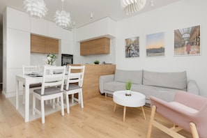 2 bedrooms, desk, bed sheets