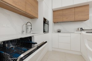 Oven, dishwasher, cookware/dishes/utensils, freezer