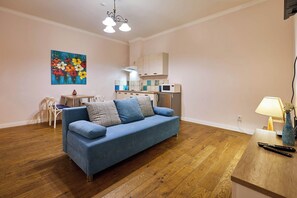 Minibar, coffres-forts dans les chambres, bureau