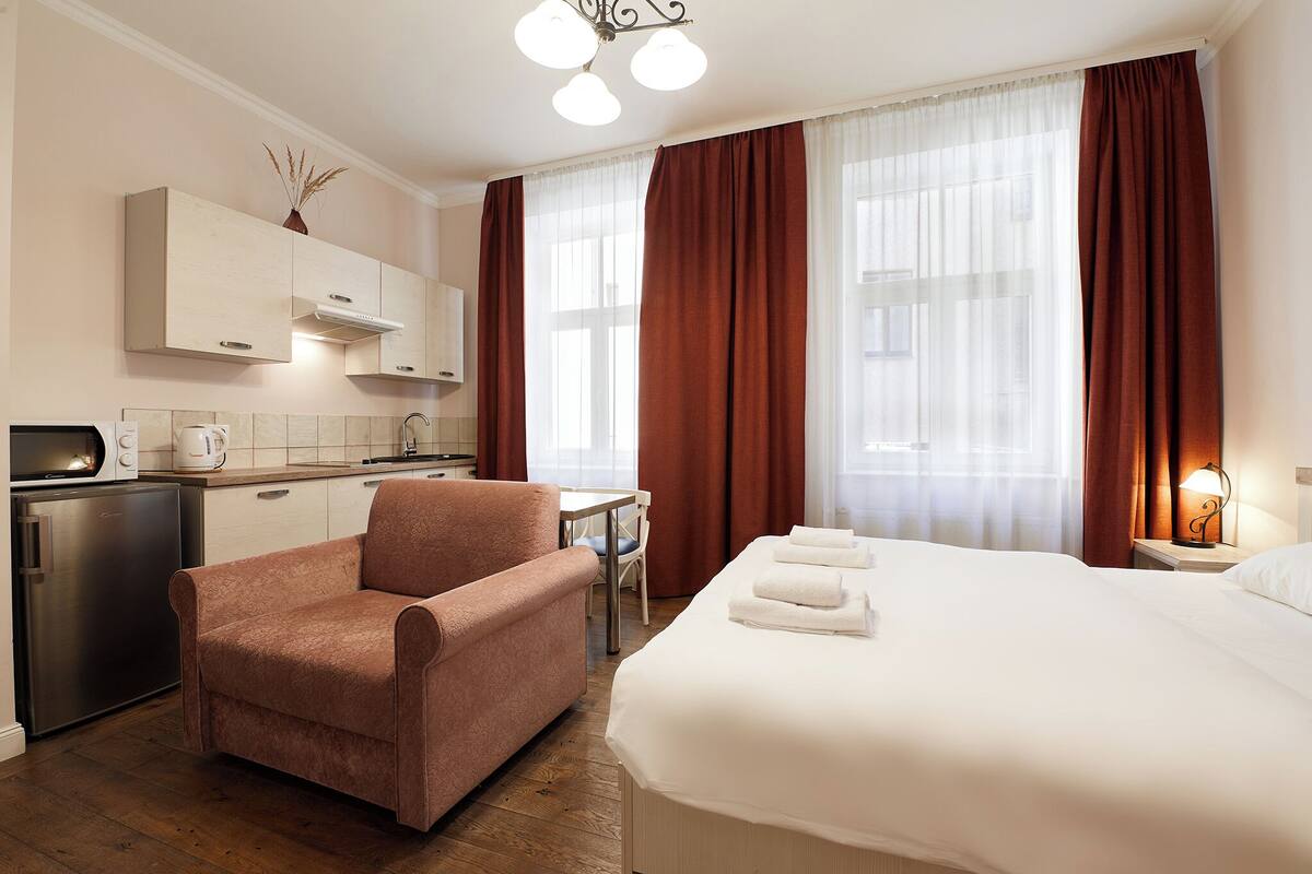 Comfort Studio | Minibar, in-room safe, desk, laptop workspace