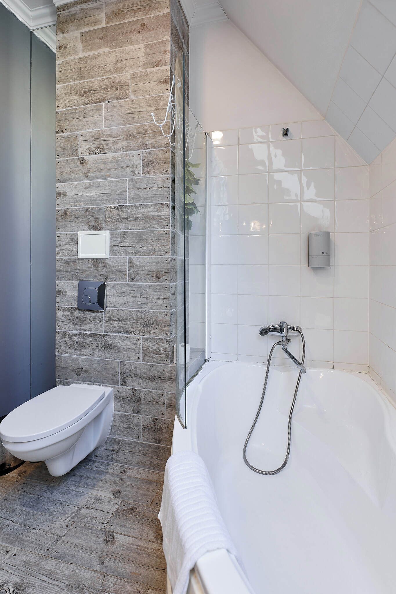 Combined shower/tub, free toiletries, hair dryer, towels