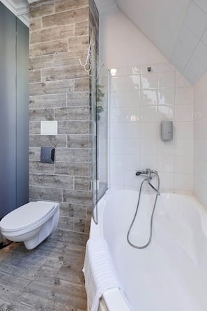 Combined shower/tub, free toiletries, hair dryer, towels - Stabu Sēta Apartments (Riga)