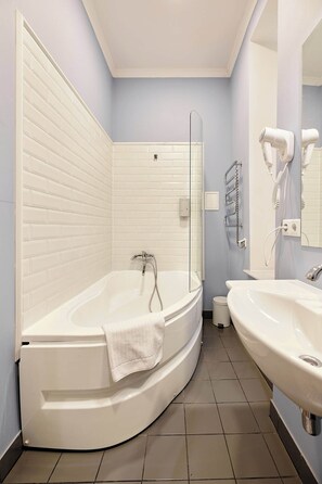 Superior Apartment | Bathroom | Combined shower/bathtub, free toiletries, hair dryer, towels - Stabu Sēta Apartments (Riga)