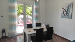 Dining - City Apartment w/3 BR & spacious yard (Eretria)