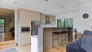 Jääkaappi, mikroaaltouuni, uuni, liesi