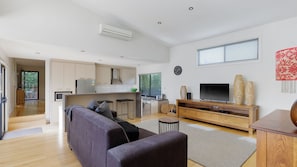 Televisio, DVD-soitin, pöytätennispöytä, kirjoja