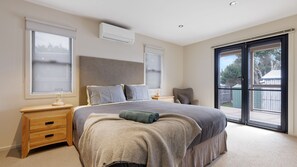 4 slaapkamers, een strijkplank/strijkijzer, reisbedje, internet