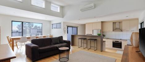 Televisión, reproductor de DVD, tenis de mesa y libros