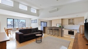 Televisie, een dvd-speler, een tafeltennistafel en boeken