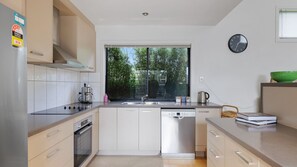 Een koelkast, een microgolfoven, een oven, een kookplaat