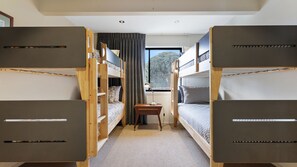 4 habitaciones, tabla de planchar con plancha, cuna de viaje y internet 