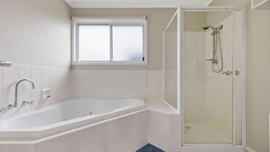 シャワー、ジェットバス、ヘアドライヤー、タオル