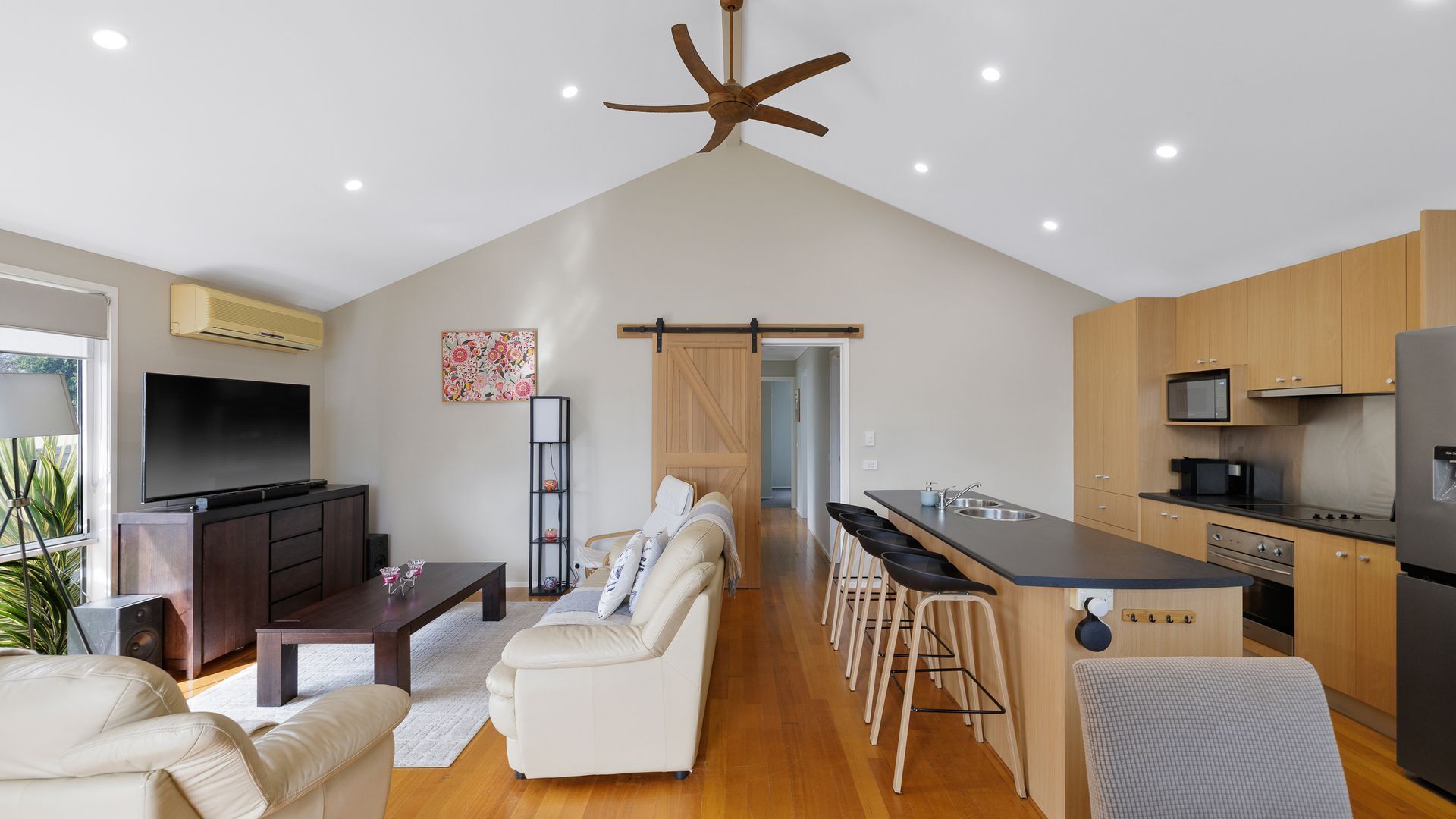 Fernseher, DVD-Player, Bücher, Videothek