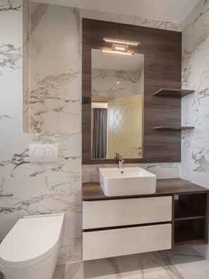 Grand Studio | Bathroom | Free toiletries - Hotel Diman (Bar)