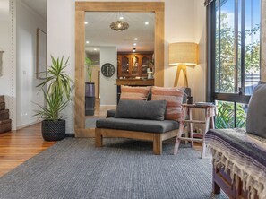 Smart TV, chimenea, impresora