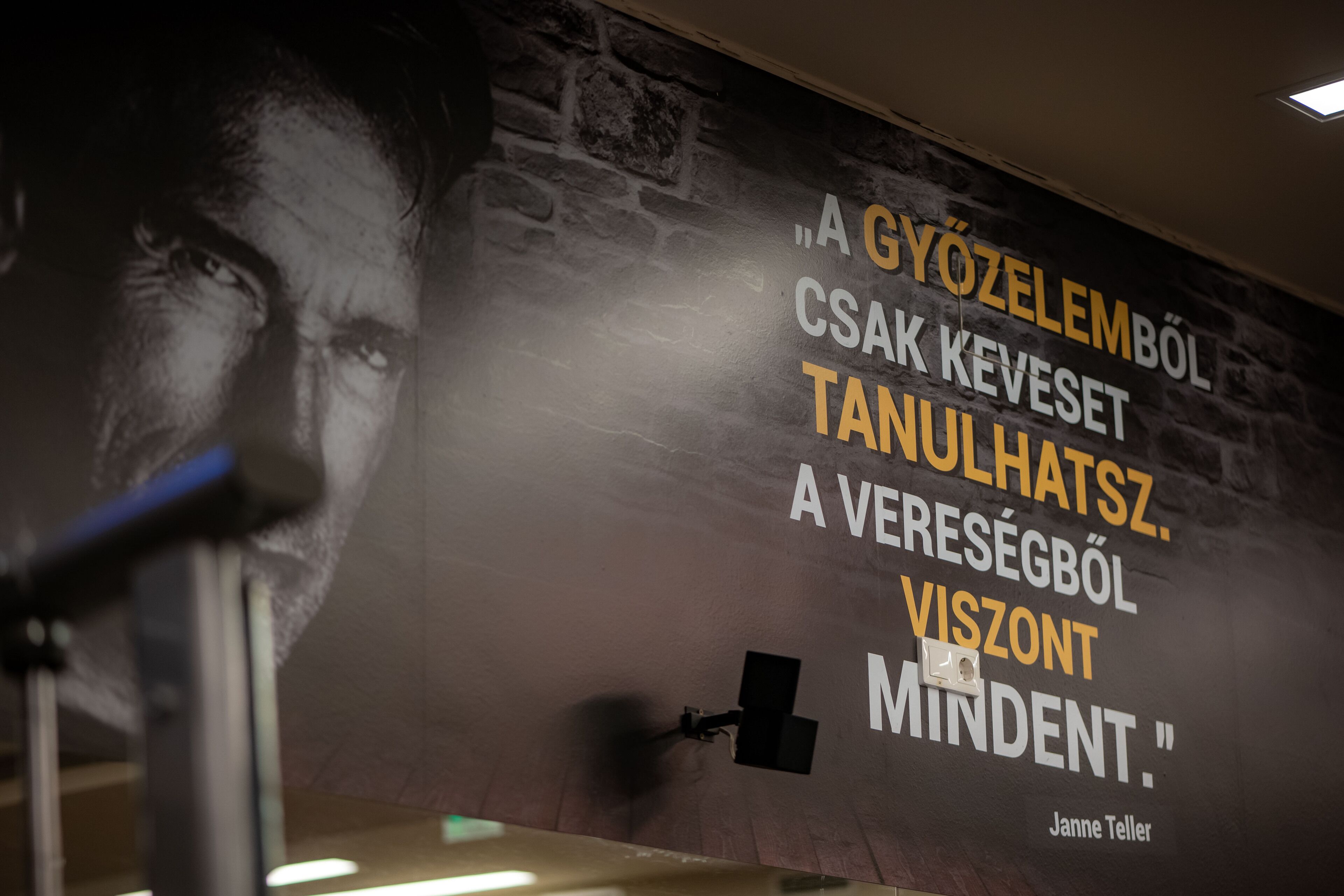 Un mur orné d’une citation traduite en plusieurs langues.