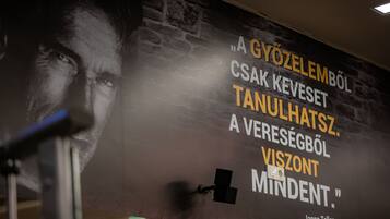 Un mur orné d’une citation traduite en plusieurs langues.