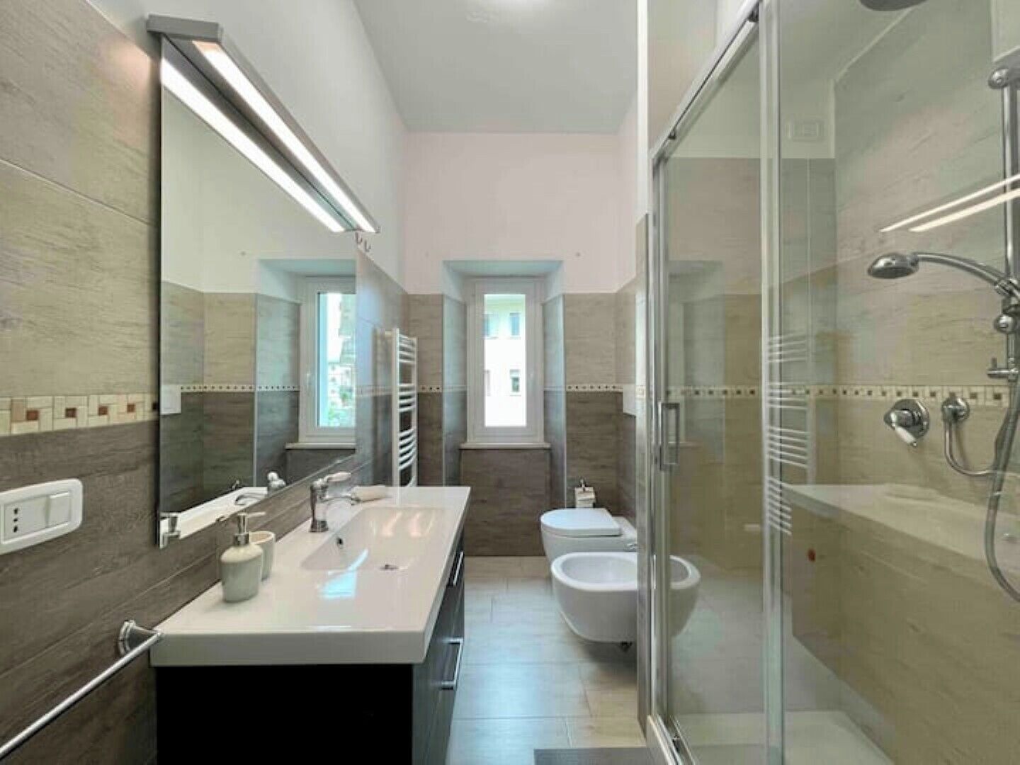 Shower, hair dryer, bidet, towels