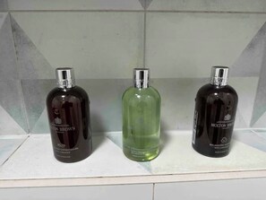 Shower, hair dryer, towels, soap - Chetwynd Paradise (London)