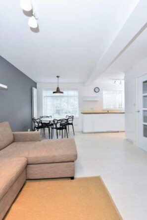 Living area - Chetwynd Paradise (London)